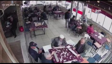 Dedelerin oyun masasındaki taş kavgası kıraathaneyi karıştırdı!