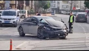 Bursa'da otomobiller çarpıştı: 1 kişi yaralandı