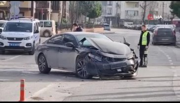 Bursa'da otomobiller çarpıştı: 1 kişi yaralandı