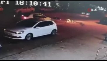 Adana'da otomobilin yayalara çarptı! 1'i çocuk 3 yaralı