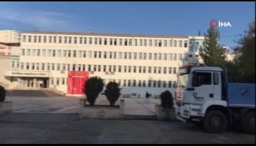 Batman'da okul bahçesinde obruk oluştu, içine kamyon düştü
