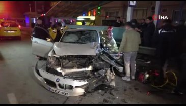 Bursa'da otomobil bariyerlere çarptı: Sürücü araçta sıkıştı