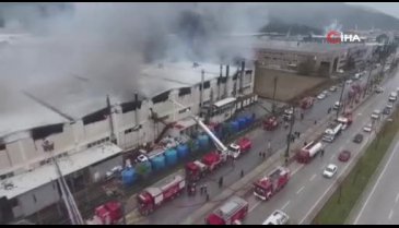 Bursa'da tekstil fabrikasında çıkan yangın depo kısmında başlamış!