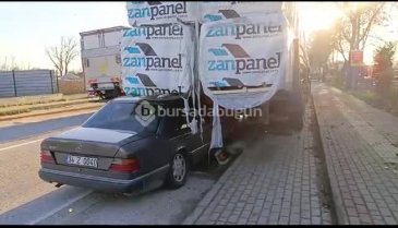 Bursa'da otomobil park halindeki tırın altına girdi!