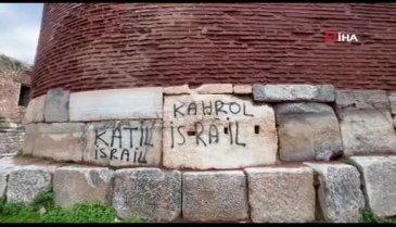 Bursa'da 2 bin yıllık surlara sprey boya ile "Katil İsrail" yazdılar