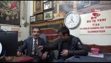 Bu çayevinde hizmet takım elbiseyle: Burada siyaset konuşmak yasak!
