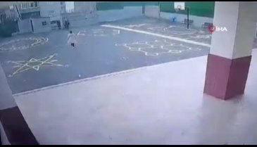 İstanbul'da hamile öğretmene saldıran veli kamerada