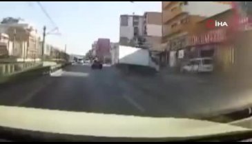 Bursa'da sinyal vermeden şerit değiştiren otomobil faciaya neden oluyordu!