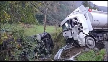 İstanbul'da TIR kamyona çarptı! 1 ölü 2 yaralı
