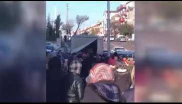 Ankara'da bedava bardak izdihamı: Birbirlerini ezdiler