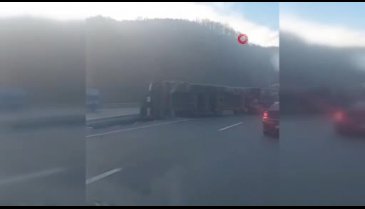 Bursa'da kazada kontrolden çıkan tır devrildi!