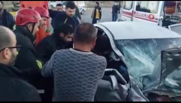 Konya'da otomobil ile kamyon çarpıştı! karı koca yaralandı