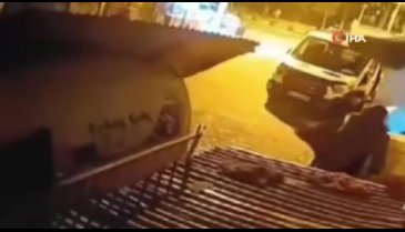 Fırtınada düşen çatının altında kalmaktan saniyelerle kurtuldu