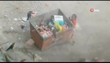 Yemen'de bir çocuk yiyecek aradığı çöp konteynerinin altında kalarak can verdi