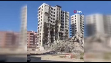 Hatay'da 15 katlı bina böyle yerle bir oldu