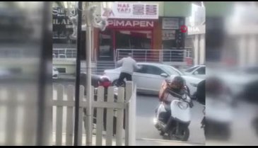 İstanbul'da kaldırım taşı ile park halindeki otomobilin camlarına vurdu!