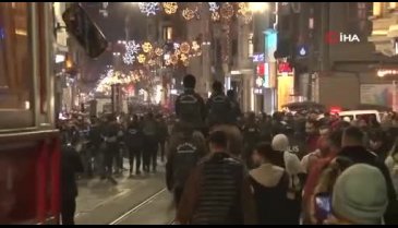 İstanbul'da devriye gezen atlı polisler büyük ilgi gördü