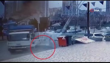 İstanbul'da bir kişinin yaralandığı kaza anı kamerada