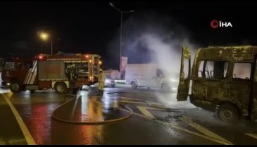 İstanbul'da servis minibüsü yanarak kullanılamaz hale geldi