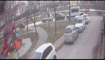 Bursa'da sokakta oyun oynayan çocuğa otomobil çarptı