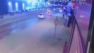 Bursa'da kaldırımda yürüyen yaya kazadan son anda kurtuldu!