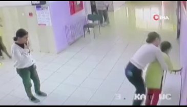 Nefes borusu tıkanan öğrenciyi öğretmeni kurtardı! O anlar kamerada
