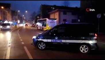 Bursa'da motosiklet zabıta aracı ile çarpıştı! 2 yaralı