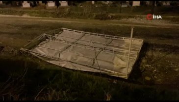 Manisa'da şiddetli fırtına kulübenin çatısını uçurdu