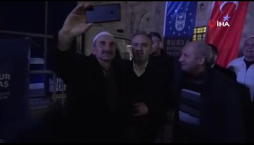 Alinur Aktaş, güne Ulucami'de sabah namazıyla başladı