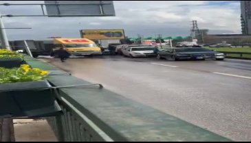 Bursa-İzmir yolunda kaza! Trafik adeta kilitlendi