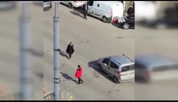 Sinir krizi geçiren kadın, elinde satırla yol kesti! "Kocam buraya gelsin"