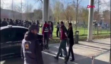 Zammı yetersiz bulan taksiciler, UKOME toplantısının yapıldığı binayı taş yağmuruna tuttu