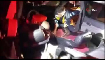 Muş'ta refüje çarpan otomobil takla attı