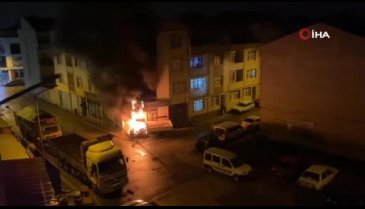 Bursa'da park halindeki kamyonet alev alev yandı