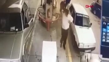 Adana'da akaryakıt istasyonunda otomobil alev aldı!