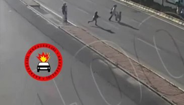 Akan trafikte yolun ortasından karşıya geçen aile kazaya sebep oldu!