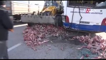 Ankara'da kemik yüklü kamyon EGO otobüsüne çarptı