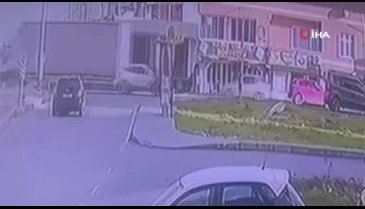 Yaya geçidinden geçen kadına otomobil çarptı