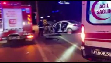 Kocaeli'de otomobil bariyere saplandı: 4 yaralı