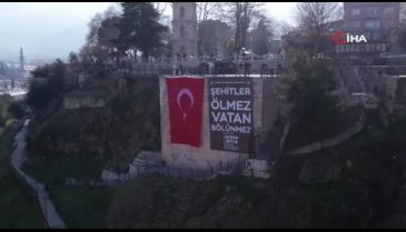 Bursa'da Tophane surlarına "Şehitler ölmez vatan bölünmez" yazılı pankart asıldı