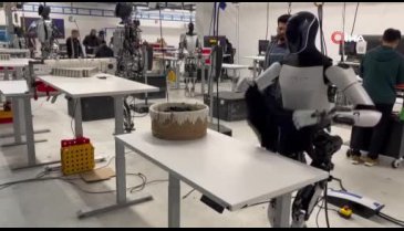 Elon Musk, şirketinin geliştirdiği insansı robotun tişört katladığı anları paylaştı