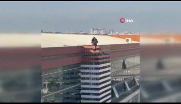 İstanbul'da bir kadın pasajın çatısından atlayarak intihar etti!