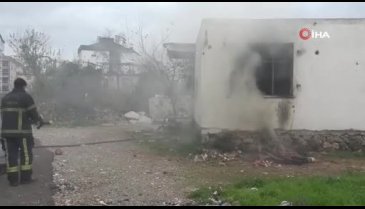 Antalya'da gecekonduda çıkan yangın, mahalle sakinlerini tedirgin etti