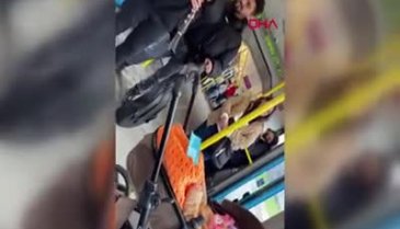 Bursa'da metroda ağlayan bebeği klarnetle uyuttular