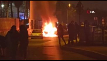 İstanbul Zeytinburnu'nda park halindeki araç alev alev yandı