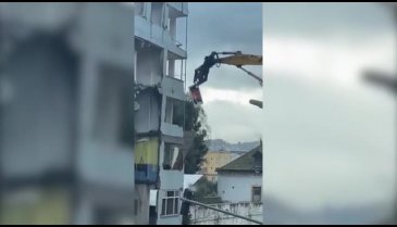 Hatay'da iş makinesi operatöründen takdir toplayan hareket