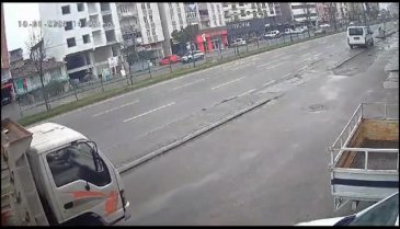 Bursa'da kamyonetin kadına çarptığı kaza anı güvenlik kamerasında!