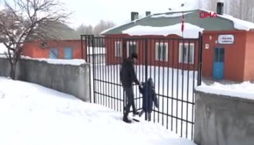 Van'da 2 derslikli okulun tek öğrencisi karnesini aldı