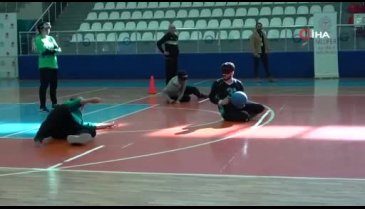 Bursa'da görme engelli sporculardan kıran kırana maç