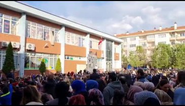Bursa'da öğrenciler karnelerini aldı!